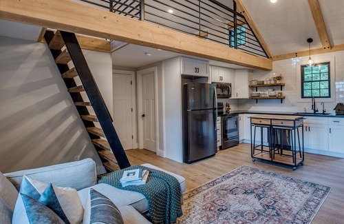 Valois House | Wildwood Cabin: Romantic cozy cabin in the woods with indoor fireplace