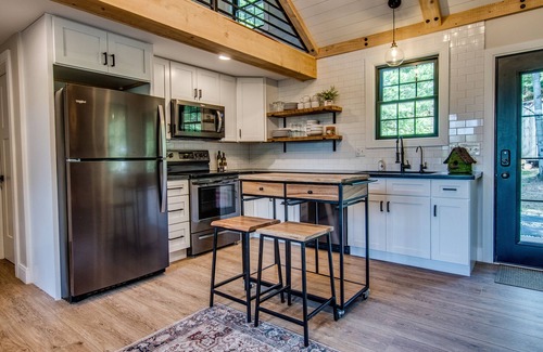 Valois House | Wildwood Cabin: Romantic cozy cabin in the woods with indoor fireplace