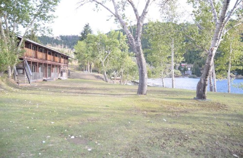 Salmon House | Williams Lake Resort