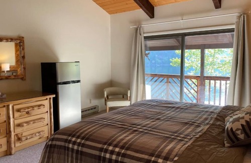 Salmon House | Williams Lake Resort