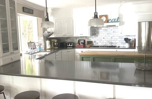 Bass Lake Cabin | Willow Cove Lodge - Lakefront in quiet Willow Cove - 6 bd/4 bth. Sleeps 17