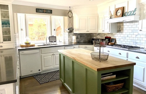 Bass Lake Cabin | Willow Cove Lodge - Lakefront in quiet Willow Cove - 6 bd/4 bth. Sleeps 17