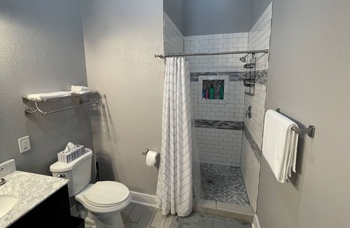 Government Hill House | Willow House - Historic renovated home near downtown & The Pearl