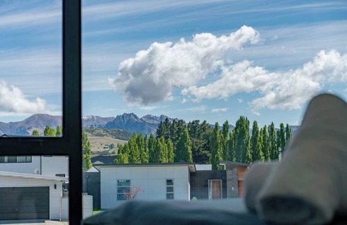 Albert Town Apartment | Willow Lane Summary:
