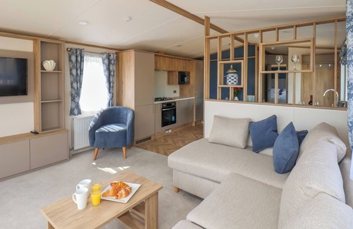 Briggswath Cottage | WILLOW LODGE, pet friendly, with hot tub in Whitby
