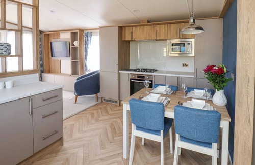 Briggswath Cottage | WILLOW LODGE, pet friendly, with hot tub in Whitby