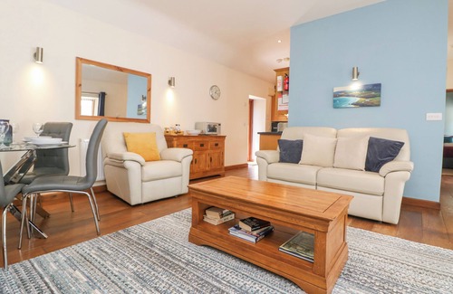 Maenporth Cottage | WILLOW, pet friendly, with a garden in Falmouth