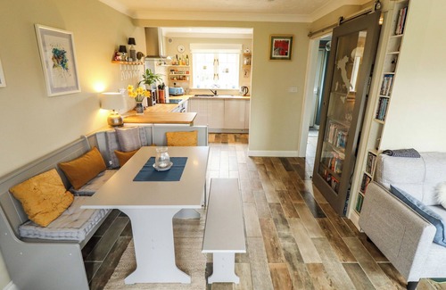 Woodhall Spa Cottage | WILLOW VIEW, pet friendly, with open fire in Bucknall