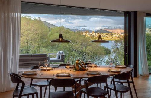 Kelvin Heights House | Willow Waters - lakeside luxury - a Relax it's Done holiday home