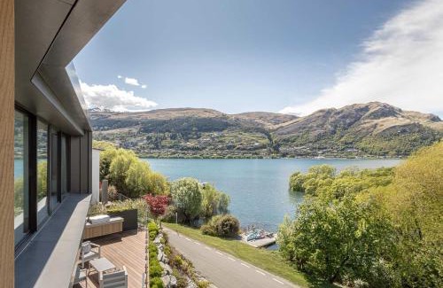 Kelvin Heights House | Willow Waters - lakeside luxury - a Relax it's Done holiday home