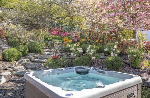 Kelvin Heights House | Willow Waters - lakeside luxury - a Relax it's Done holiday home