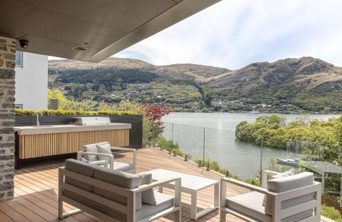 Kelvin Heights House | Willow Waters - lakeside luxury - a Relax it's Done holiday home
