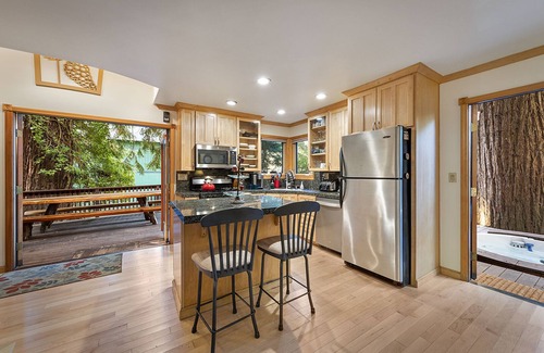 Northwood Cabin | Willowhaven ~ Beautifully Crafted Redwood Home, Spa, Woof!