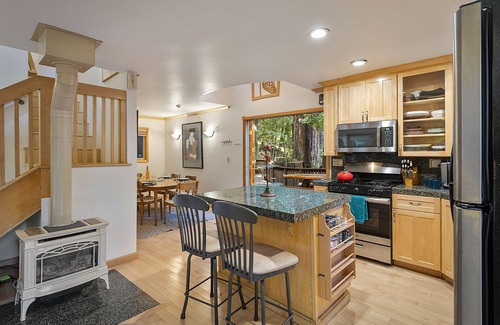Northwood Cabin | Willowhaven ~ Beautifully Crafted Redwood Home, Spa, Woof!