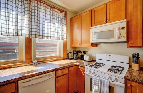 Marquette Apartment | Willy St 2 Work Spaces 2 King Beds Prime Loc!