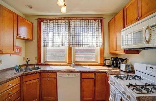 Marquette Apartment | Willy St 2 Work Spaces 2 King Beds Prime Loc!
