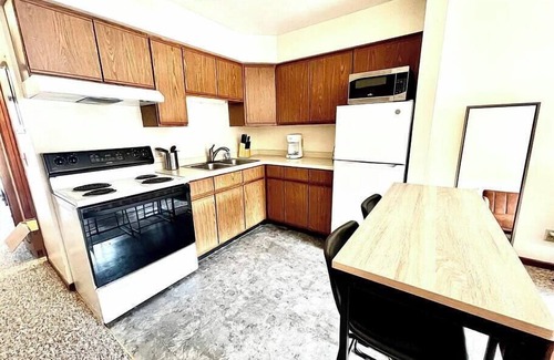 Marquette Apartment | Willy St Apt Pets and Parking free.Fully Furnished