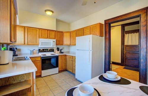 Marquette Apartment | Willy St Dishwasher*65" Roku TV*Office + Bedroom.