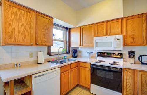 Marquette Apartment | Willy St Dishwasher*65" Roku TV*Office + Bedroom.