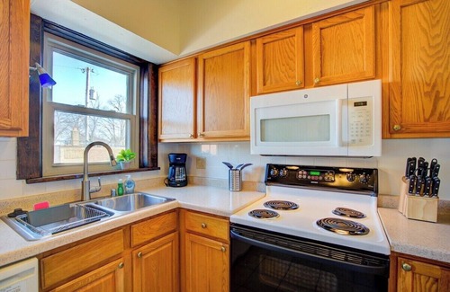 Marquette Apartment | Willy St Dishwasher*65" Roku TV*Office + Bedroom.