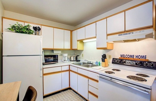 Marquette Apartment | Willy St Pets & Parking.Covered Balcony.Near Park