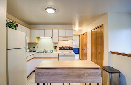 Marquette Apartment | Willy St Pets & Parking.Covered Balcony.Near Park