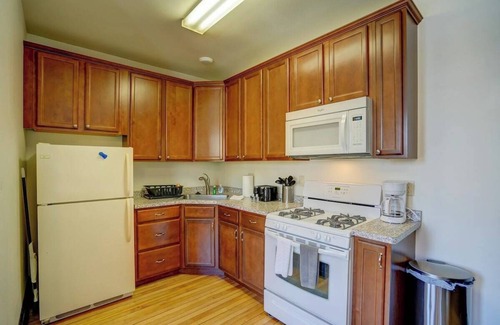 Marquette Apartment | Willy St Prime Location 2nd Flr Secure Entrance