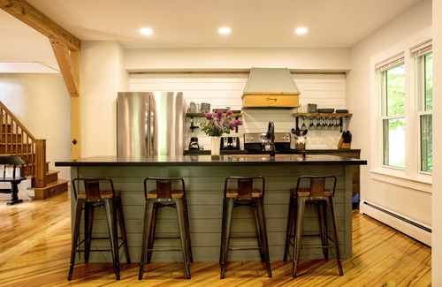 Wilmington House | Wilmington Family Retreat! -Hot Tub-King Beds- Air hockey-Nerf gun Fun