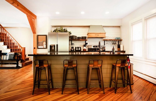 Wilmington House | Wilmington Family Retreat! -Hot Tub-King Beds- Air hockey-Nerf gun Fun