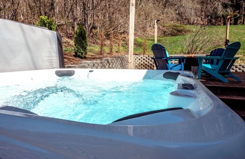 Wilmington House | Wilmington Family Retreat! -Hot Tub-King Beds- Air hockey-Nerf gun Fun