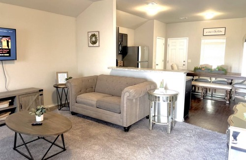 Oklahoma City House | Wilshire Ranch Bliss Bunk- Cozy & Convenient Oklahoma City Bunk house sleeps 11