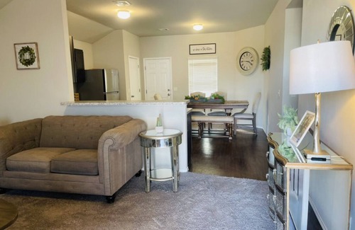 Oklahoma City House | Wilshire Ranch Bliss Bunk- Cozy & Convenient Oklahoma City Bunk house sleeps 11