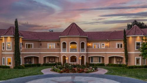 Temecula Villa | Wilson Creek Manor By AvantStay Sleeps 10 Amazing Estate w Pool Game Room