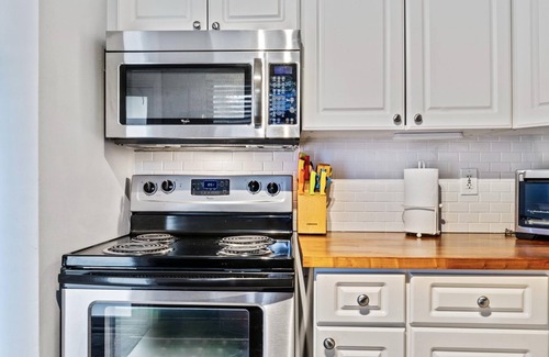 Wilton Manors Apartment | Wilton Manors 2BR Charm Walk to the Drive