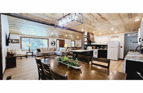 Custer House | Wind Dance Lodge w/HOT TUB Large Shop garage