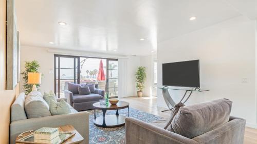 Beach Barber Tract House | Windansea by AvantStay Private Rooftop Patio 2 blocks to Beach Town