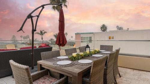 Beach Barber Tract House | Windansea by AvantStay Private Rooftop Patio 2 blocks to Beach Town