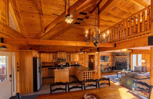 Mace House | Windfall Lodge - Large Log Cabin 10 minutes from Snowshoe