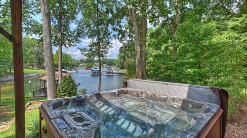 Troutman House | Winding Down by AvantStay Sleeps 20 Dock View