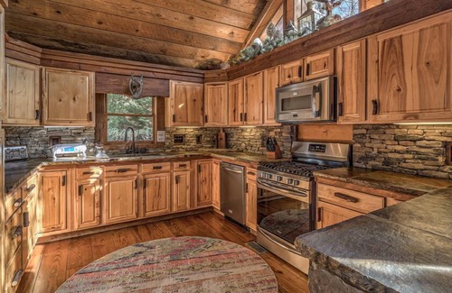 Cherry Log Cabin | Winding Log Ridge- Pet Friendly | Screened Porch | 11 miles from Downtown
