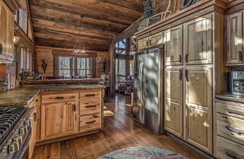 Cherry Log Cabin | Winding Log Ridge- Pet Friendly | Screened Porch | 11 miles from Downtown