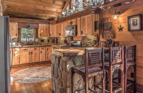 Cherry Log Cabin | Winding Log Ridge- Pet Friendly | Screened Porch | 11 miles from Downtown