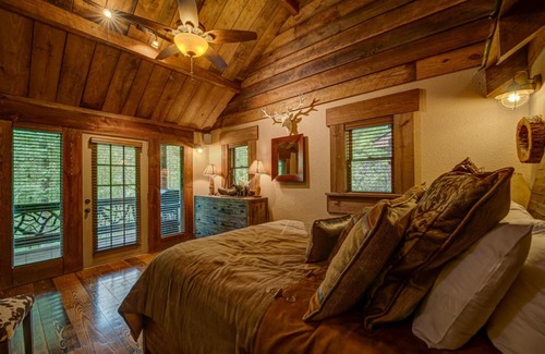 Cherry Log House | Winding Log Ridge