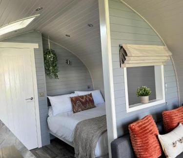 Swavesey House | Windmill Glamping Pod with hot tub - The Snug