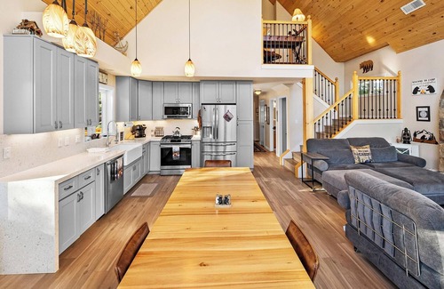 Boulder Bay Cabin | Window Wonderland by Destination Big Bear : Custom Luxury Built Near the Lake! Breathtaking Lake Views! Gameroom! Hot Tub!