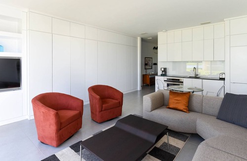 Osprey Apartment | Windsor Lodge Unit 7, studio, close to beaches, pool