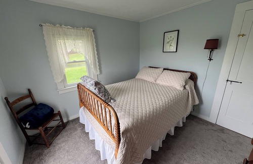 Chelsea Bed & Breakfast | Windswept Acres Southeast Room - Charming Homestay in Chelsea with WiFi & ponds