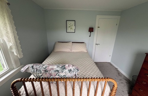 Chelsea Bed & Breakfast | Windswept Acres Southeast Room - Charming Homestay in Chelsea with WiFi & ponds