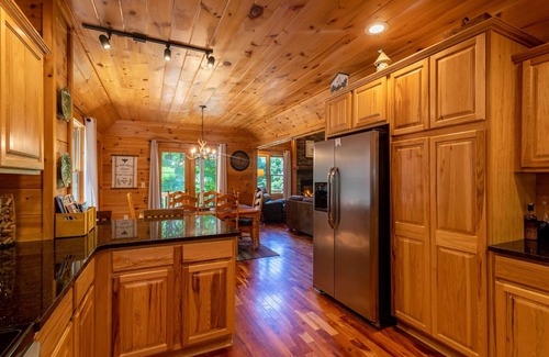 Boone Cabin | Windswept Vistas -Pet Friendly, 5-min from ASU, Hot Tub, Views