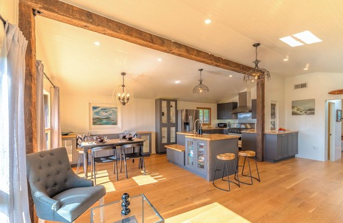 Old Town House | WindyHideaway:NEW & Inspiring Retreat!Coastal Family Fun in Bodega Bay! GmRm